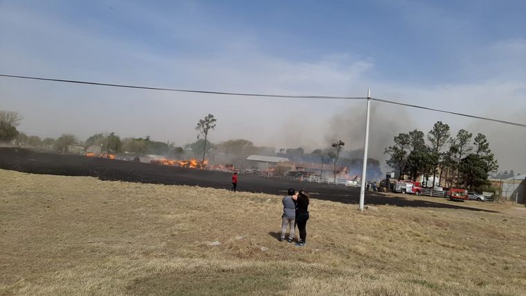 AUDIO: Bomberos combaten un foco de incendio en Merlo
