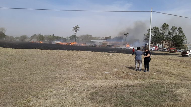 Bomberos combaten un incendio en un aserradero de Río Cuarto.