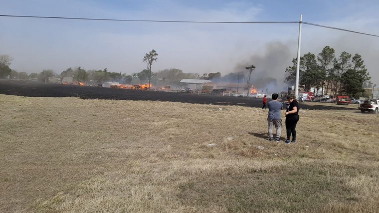 FOTO: Bomberos combaten un incendio en un aserradero de Río Cuarto.
