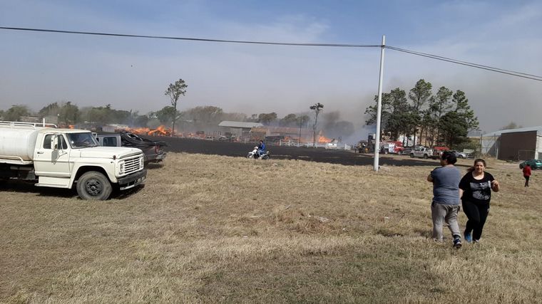 Bomberos combaten un incendio en un aserradero de Río Cuarto.