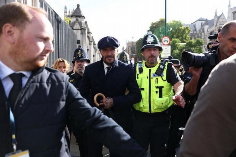 FOTO: David Beckham hizo más de 13 horas de fila para despedir a Isabel II (Foto: NA)