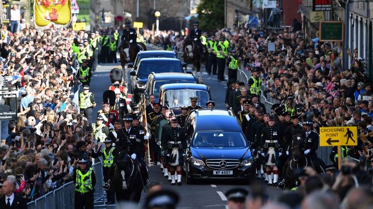 FOTO: Miles de personas forman largas filas en Londres para despedir a la Isabel II.