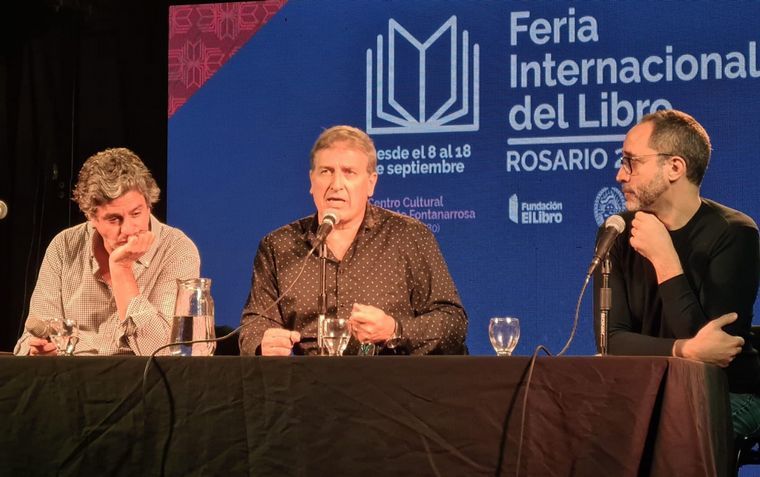 Goles, fútbol y mundiales en la Feria del Libro: modera Claudio Giglioni. 