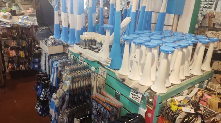 Crece la expectativa por el mundial y aumenta la venta de cotillón de Argentina.