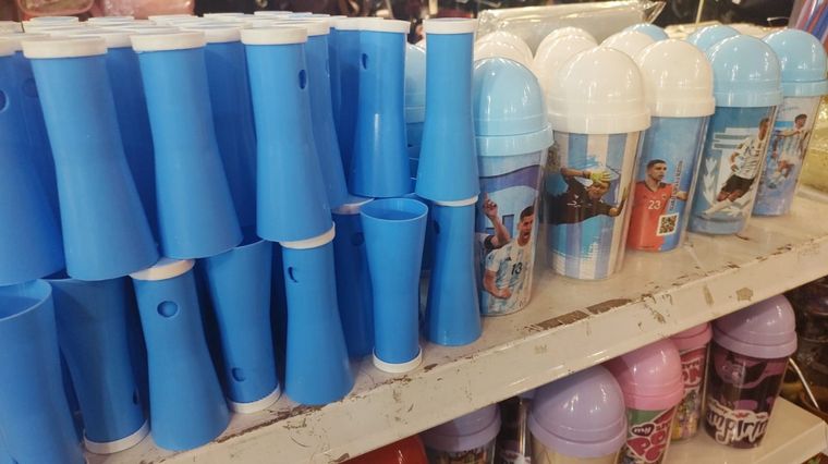 Crece la expectativa por el mundial y aumenta la venta de cotillón de Argentina.