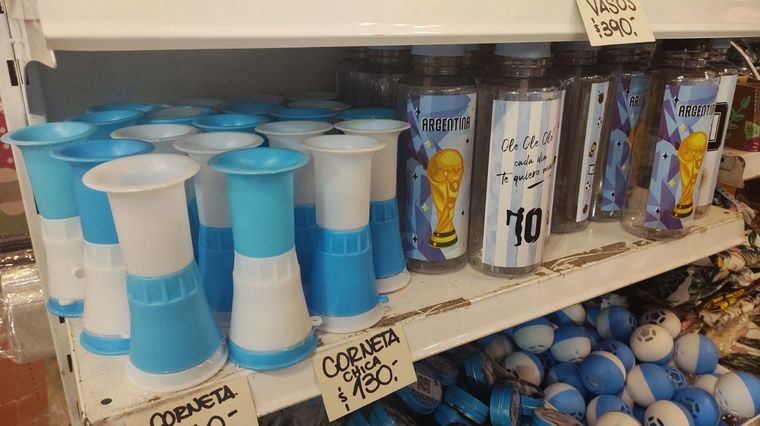 Crece la expectativa por el mundial y aumenta la venta de cotillón de Argentina.