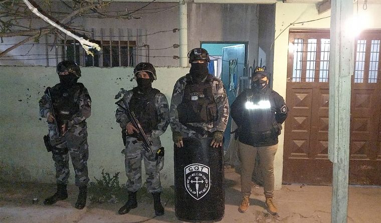 Rosario: varios detenidos, secuestro de arma, autos y dinero por distintos asesinatos