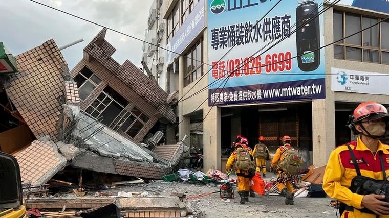 FOTO: Un fuerte sismo causó destrozos en Taiwán. (Foto: AP)