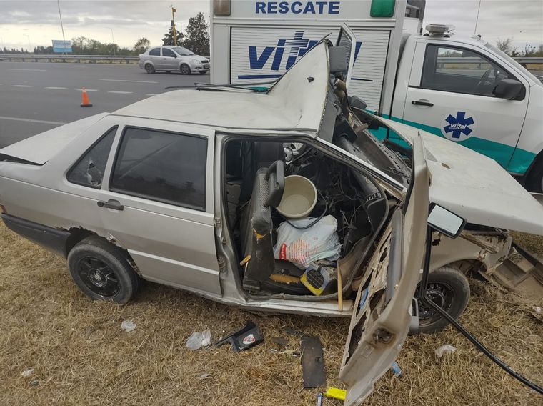 El Fiat Duna quedó irreconocible.