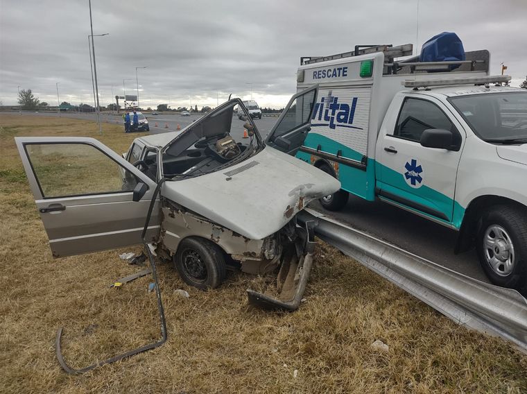 El Fiat Duna quedó irreconocible.