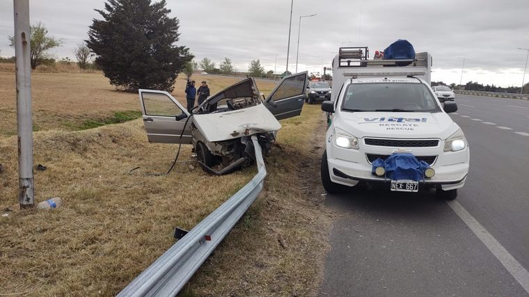 El Fiat Duna quedó irreconocible.