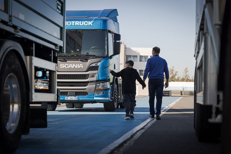 Scania exhibió su línea de transporte sustentable en Rosario.