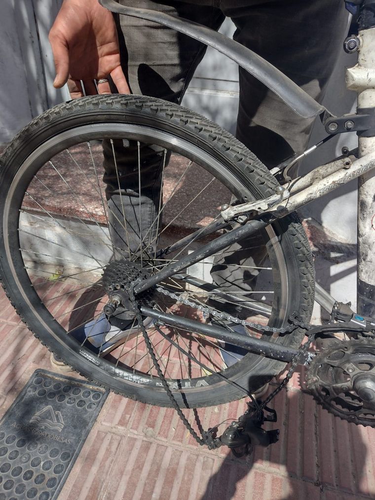 FOTO: Tras el choque, la bicicleta de Juan quedó destruida y el arreglo sale $28 mil pesos.