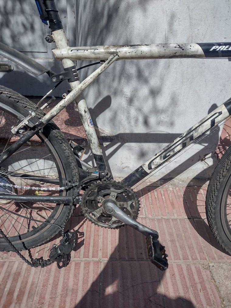 FOTO: Tras el choque, la bicicleta de Juan quedó destruida y el arreglo sale $28 mil pesos.