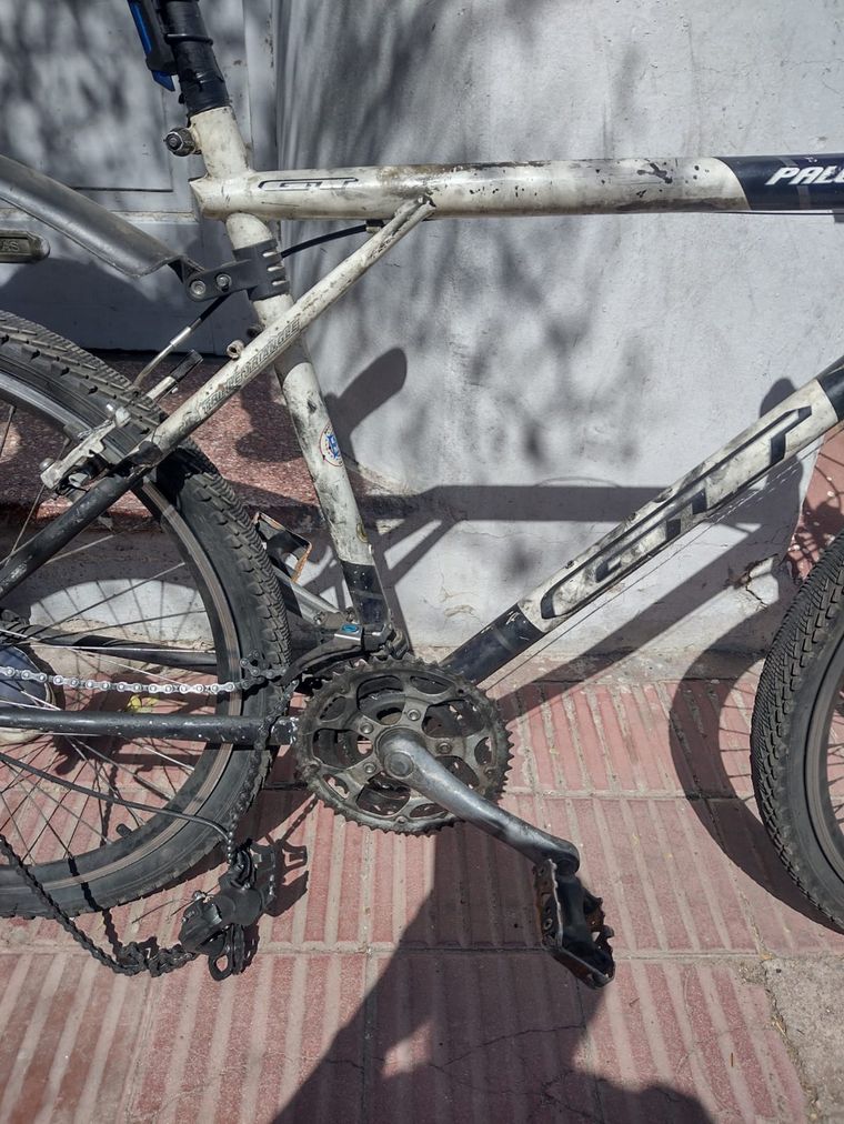 Tras el choque, la bicicleta de Juan quedó destruida y el arreglo sale $28 mil pesos.
