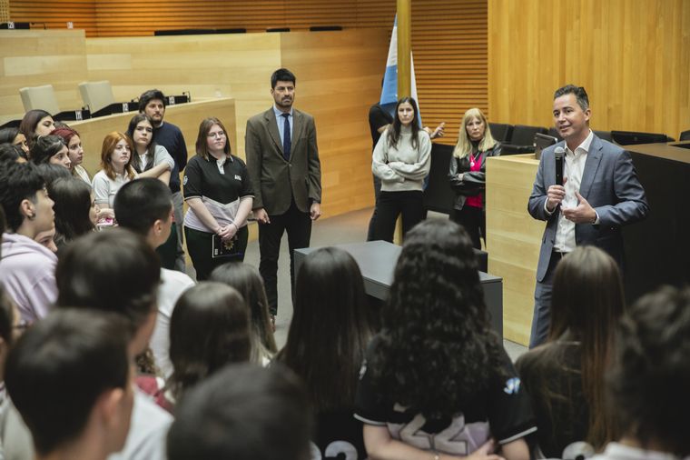 FOTO: Manuel Calvo recibió en la Legislatura a alumnos y alumnas de sexto año de Río Cuarto