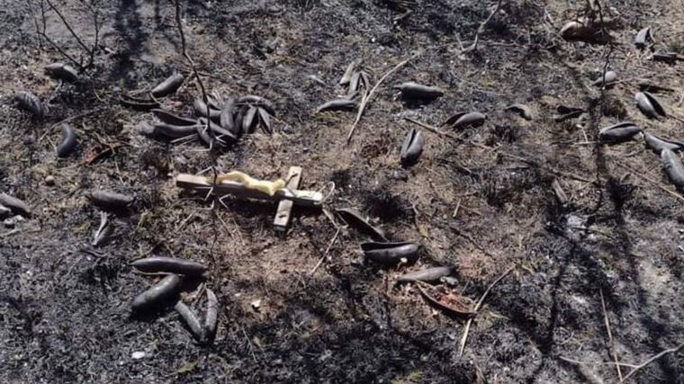 FOTO: Encontraron una cruz intacta en zona totalmente quemada