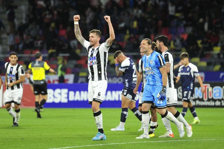 Sonrisas en Santiago del Estero. Central Córdoba privó de la punta a Gimnasia.