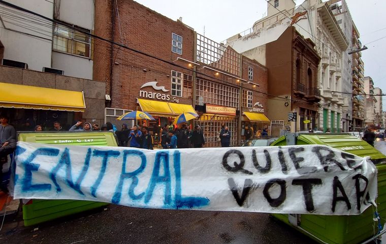 Protesta de hinchas de Rosario Central frente a la sede por las elecciones.