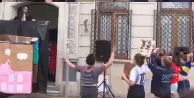 FOTO: Estudiantes parodiaron a Cristina Kirchner y se burlaron de los “planeros