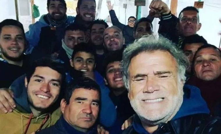 "Teto" Medina junto a los familiares de internados con adicción. (Foto: Gentileza TN)