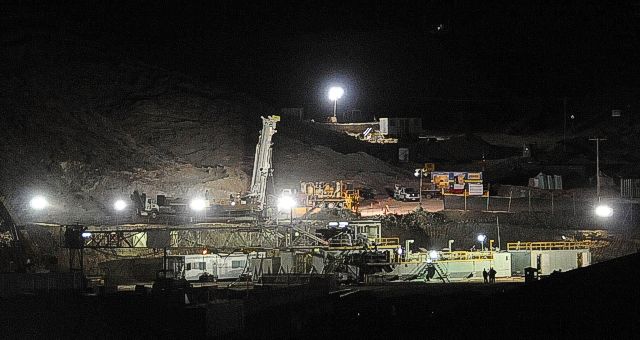 Trabajo nocturno en la mina chilena