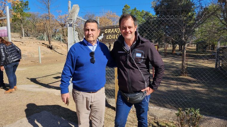 El intendente de Tanti, Luis Azar, junto a Gonzalo Carrasquera.