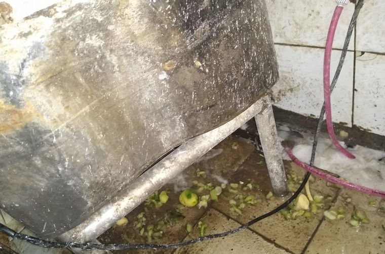 FOTO: Clausuraron a una procesadora de papas por contaminar la vía pública.