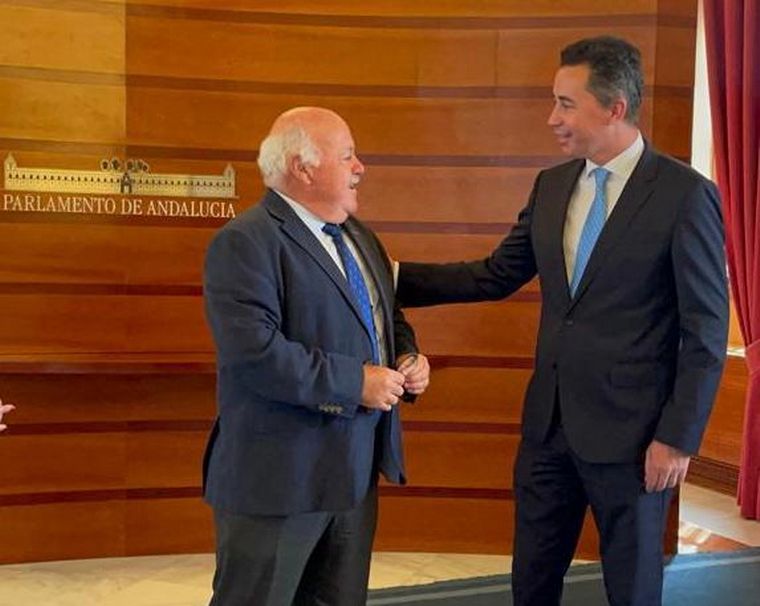 Manuel Calvo fue recibido por el presidente del parlamento de Andalucía.