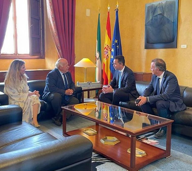 Manuel Calvo fue recibido por el presidente del parlamento de Andalucía.