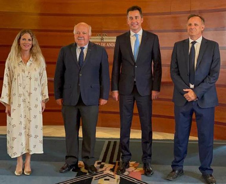 Manuel Calvo fue recibido por el presidente del parlamento de Andalucía.
