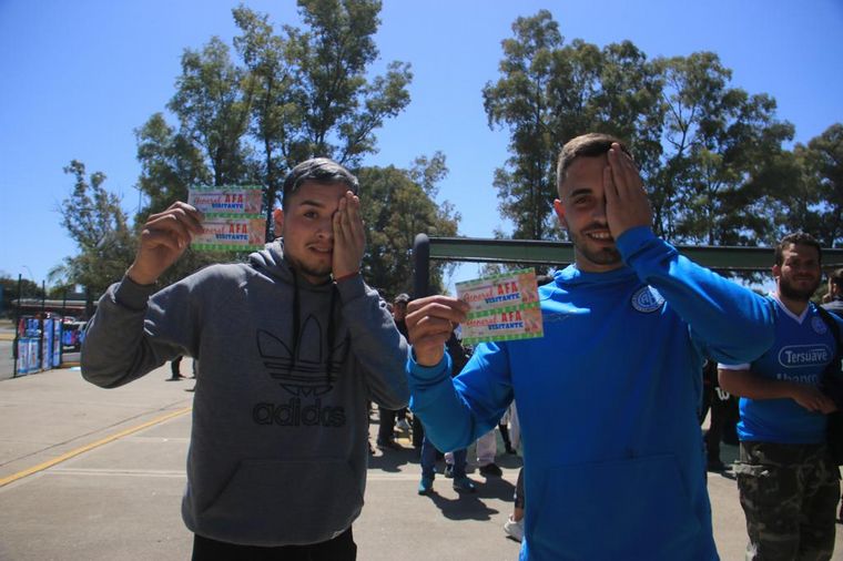 Cientos de hinchas de Belgrano se reúnen para retirar sus entradas