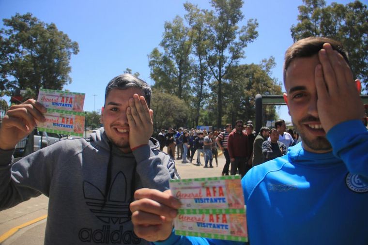 Cientos de hinchas de Belgrano se reúnen para retirar sus entradas
