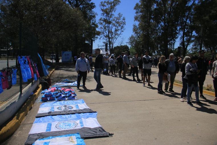 FOTO: Cientos de hinchas de Belgrano se reúnen para retirar sus entradas