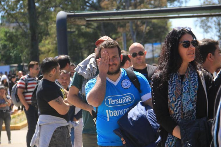 FOTO: Cientos de hinchas de Belgrano se reúnen para retirar sus entradas