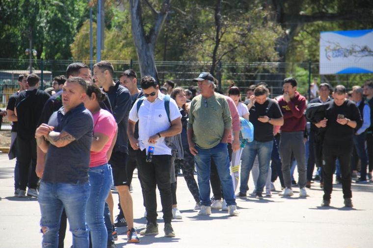 Cientos de hinchas de Belgrano se reúnen para retirar sus entradas