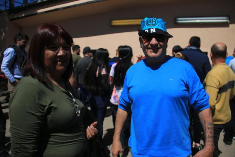 Cientos de hinchas de Belgrano se reúnen para retirar sus entradas