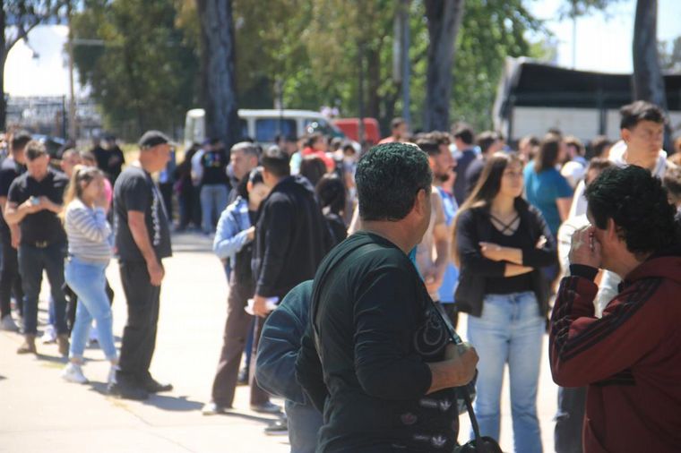 Cientos de hinchas de Belgrano se reúnen para retirar sus entradas