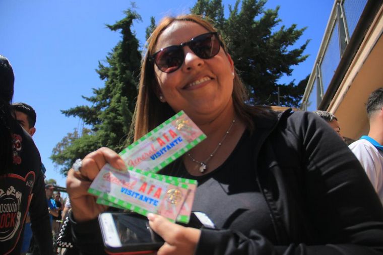 Cientos de hinchas de Belgrano se reúnen para retirar sus entradas