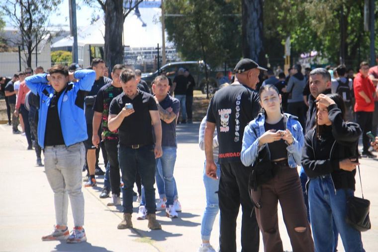 Cientos de hinchas de Belgrano se reúnen para retirar sus entradas