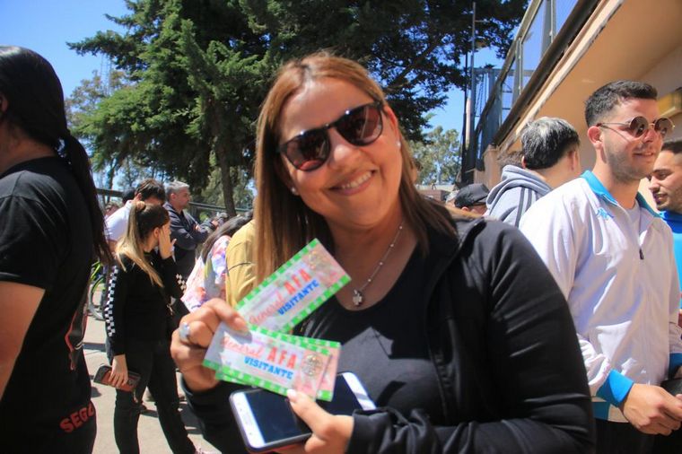 Cientos de hinchas de Belgrano se reúnen para retirar sus entradas