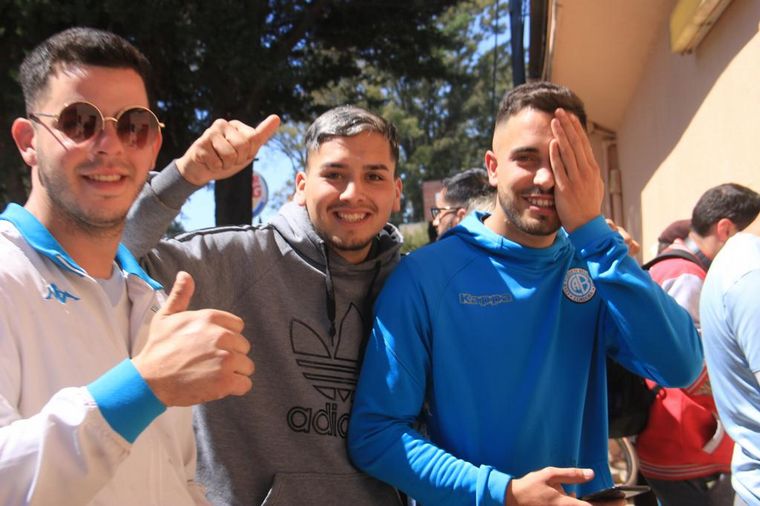 Cientos de hinchas de Belgrano se reúnen para retirar sus entradas