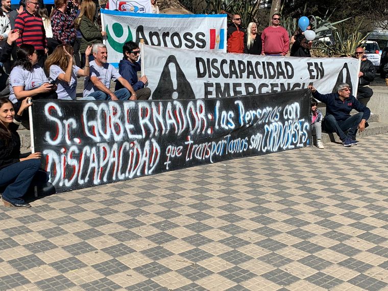 FOTO: Transportistas de personas con discapacidad se movilizaron en Córdoba
