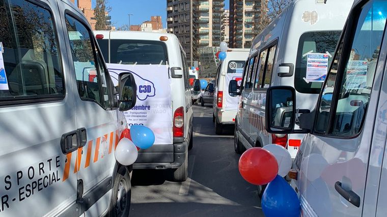 FOTO: Transportistas de personas con discapacidad se movilizaron en Córdoba