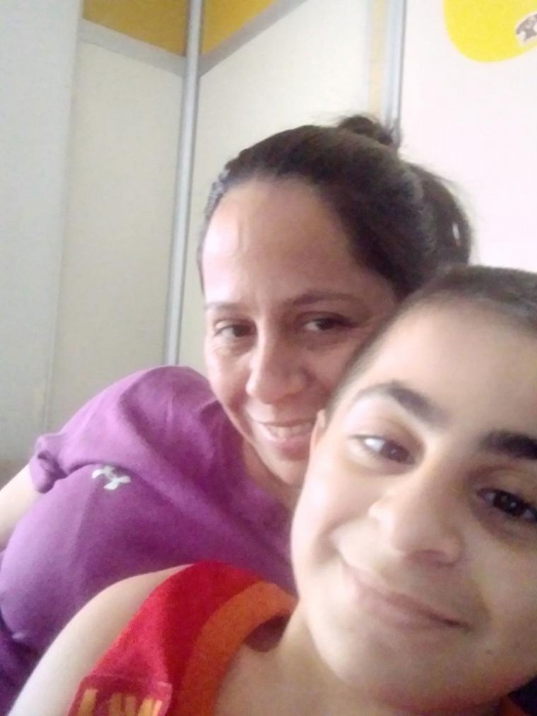 Tomás junto a su mamá, María José.