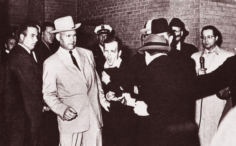 FOTO: Jack Leon Ruby asesina al sospechoso de matar a Kennedy, Lee Harvey Oswald.