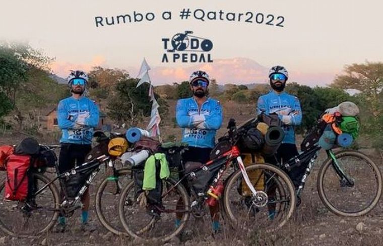 Lucas, Silvio y Leandro cruzaron 15 países para legar a Qatar.