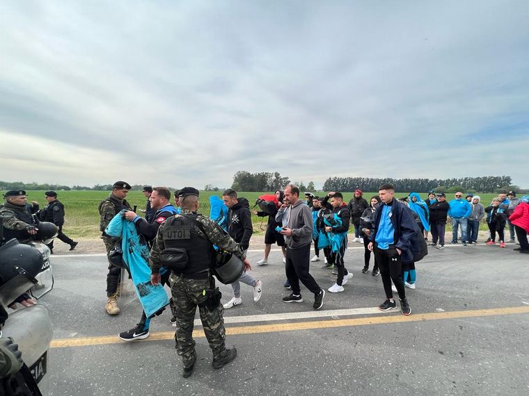 Procesión celeste: hinchas de Belgrano coparon los ingresos a San Nicolás