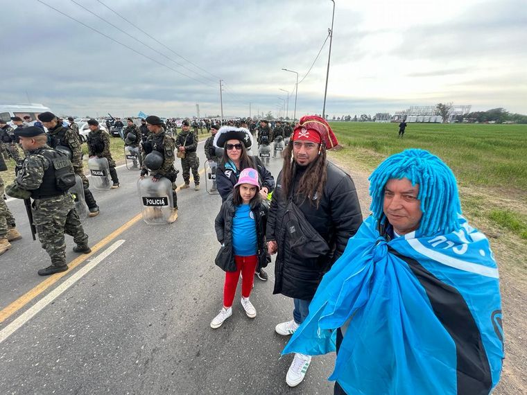 Procesión celeste: hinchas de Belgrano coparon los ingresos a San Nicolás