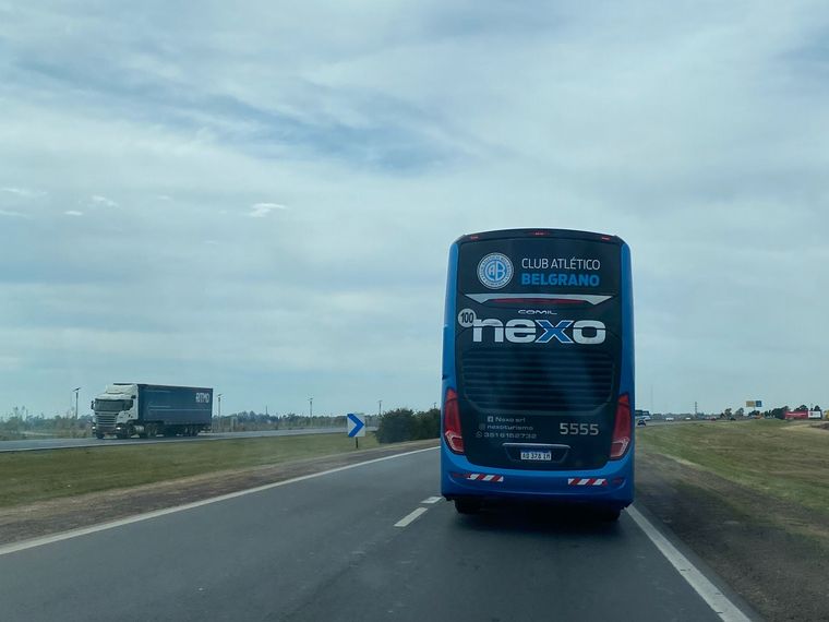 El plantel de Belgrano ya salió rumbo al estadio: expectativa y emoción